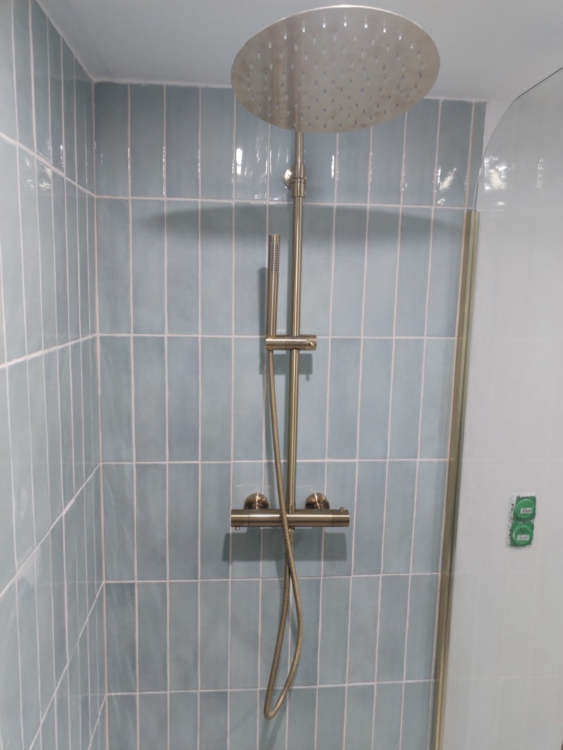 Douche à l'italienne : faïence bleue verticale, pommeau pluie doré brossé