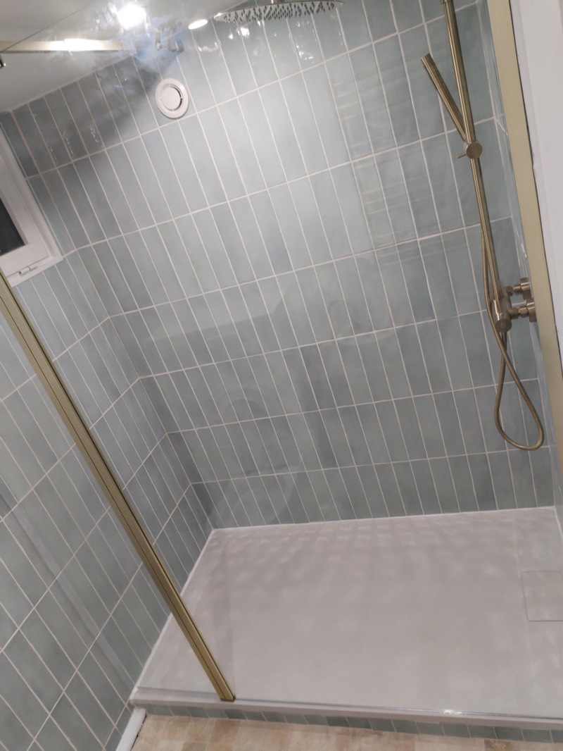 Après : douche à l'italienne — faïence zellige vert sauge, receveur extra-plat, robinetterie dorée